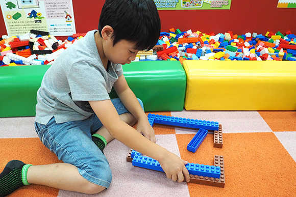 ブロックで遊ぶ男の子