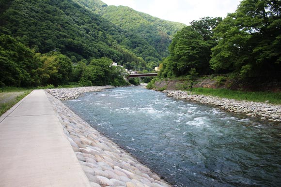 山間を流れる美しい水質の川