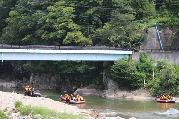 橋の下の川辺からスタート