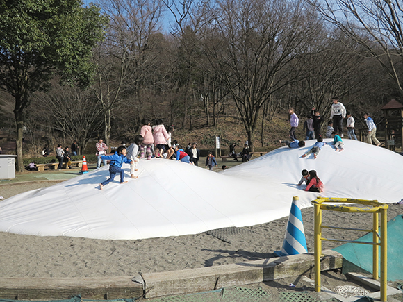 ふわふわドームで遊ぶ子ども達