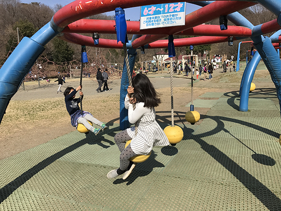 ボール付きロープで遊ぶ子ども達