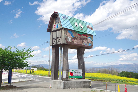 道路脇に建てられた家のオブジェ