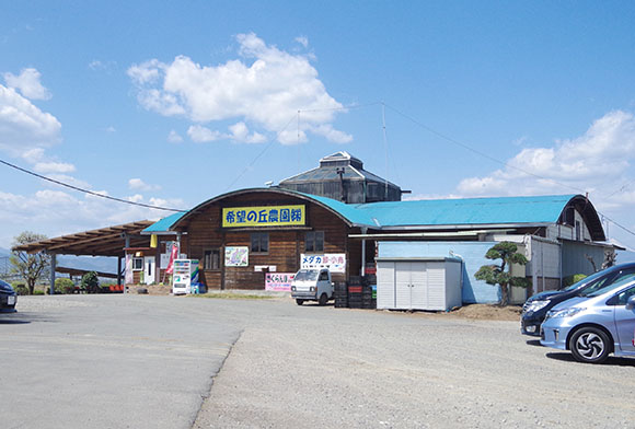 湾曲した屋根の建物