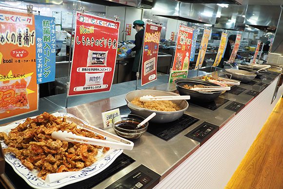 料理が並ぶ様子