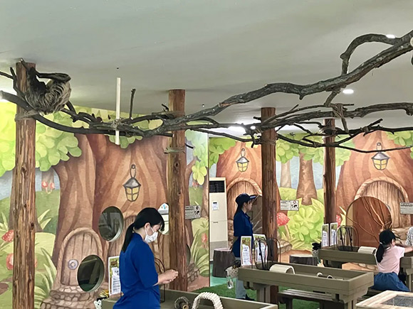 壁に木の絵が描かれた部屋