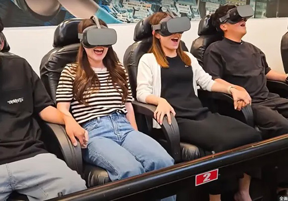 アトラクションを楽しむ人々