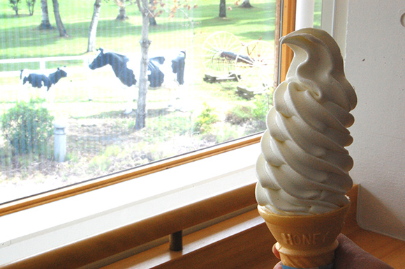 ソフトクリームと窓の外の牛