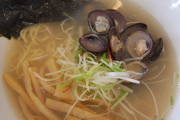 しじみがたっぷり乗ったラーメン