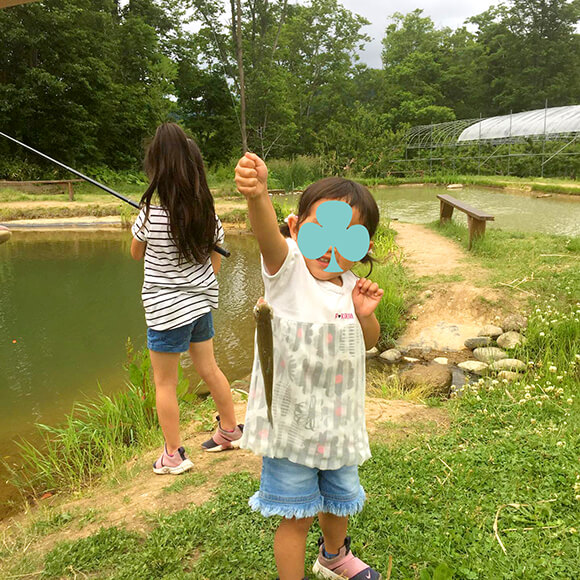 釣った魚を見せる子ども
