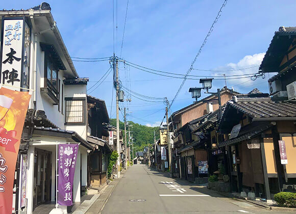 雰囲気のある建物が並ぶ通り