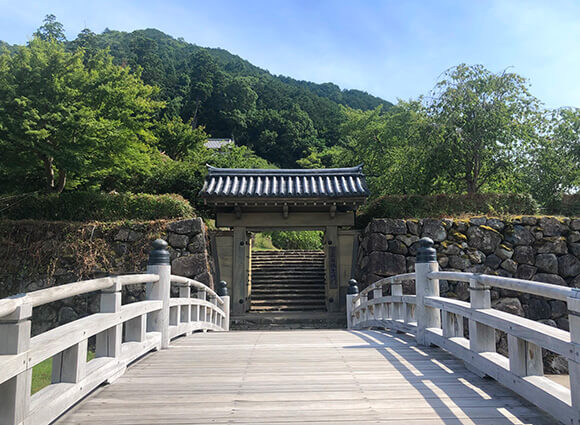 屋根のある門と白い橋