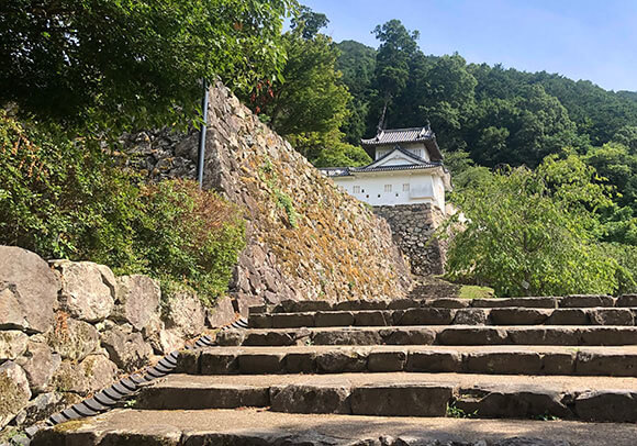 緑豊かな場所にある石垣と櫓
