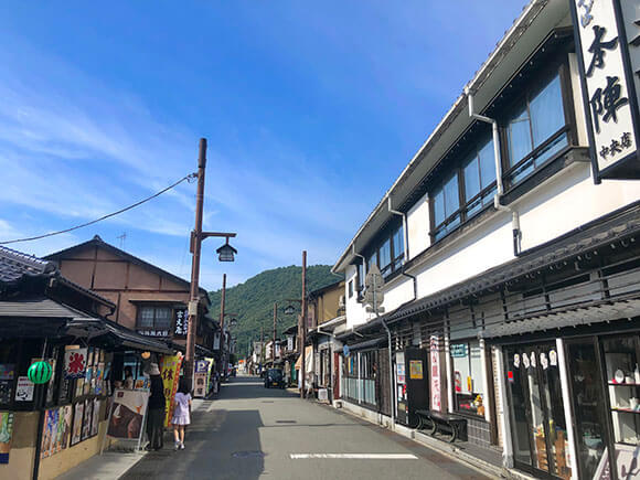お土産店や飲食店が並ぶ通り