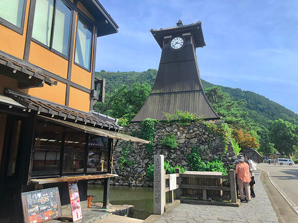 上部に時計が設置されている櫓