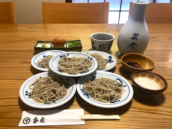 薬味やつゆと小皿に盛られたそば
