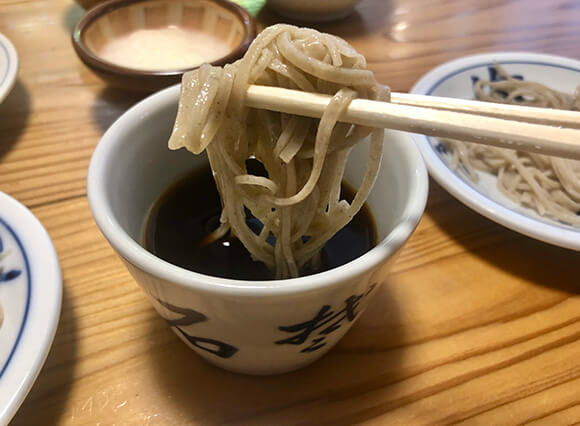 持ち上げた麺とそばちょこ