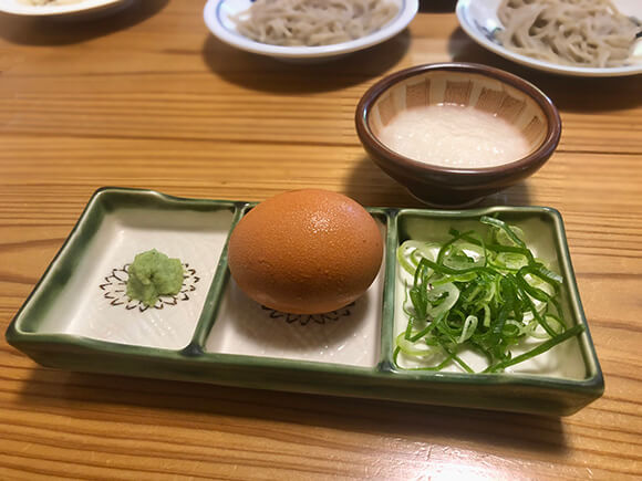 とろろと四角い皿に盛られた薬味