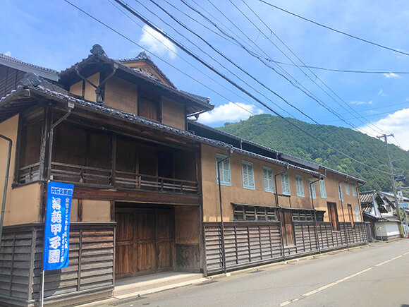 木造2階建ての建物