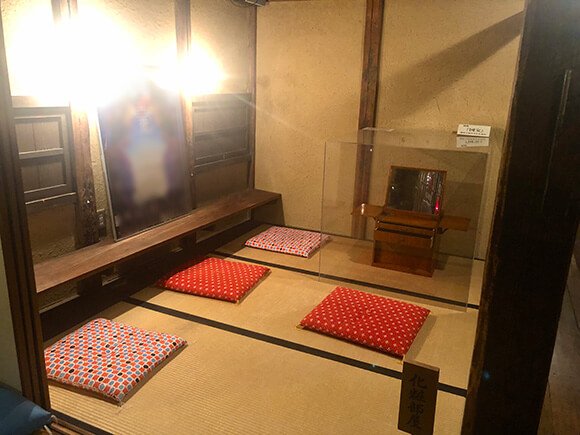 赤い座布団が置かれた楽屋