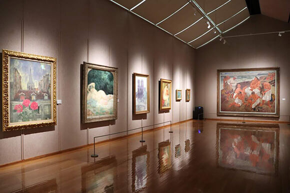 館内に展示されている彩り豊かな絵画