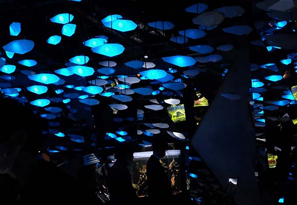 水族館天井に施された魚型照明