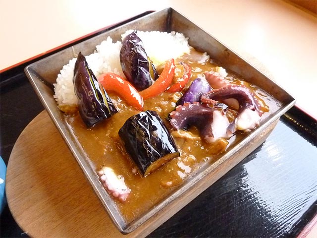 素揚げ野菜や魚介が乗ったカレー