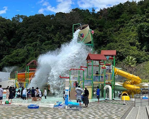 上から水が降り注ぐ様子