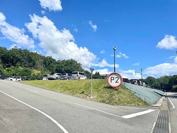 P２と書いた看板がある駐車場入り口