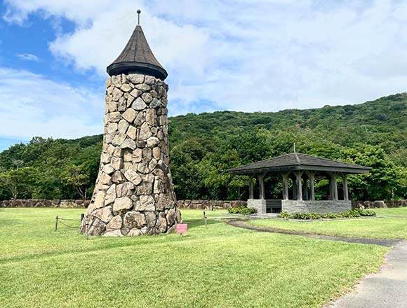 石造りの塔と芝生広場