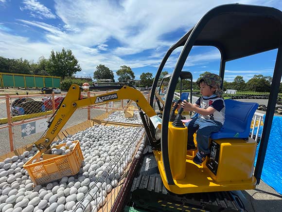 ショベルカーを運転する子ども