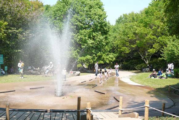 広場の噴水と子ども