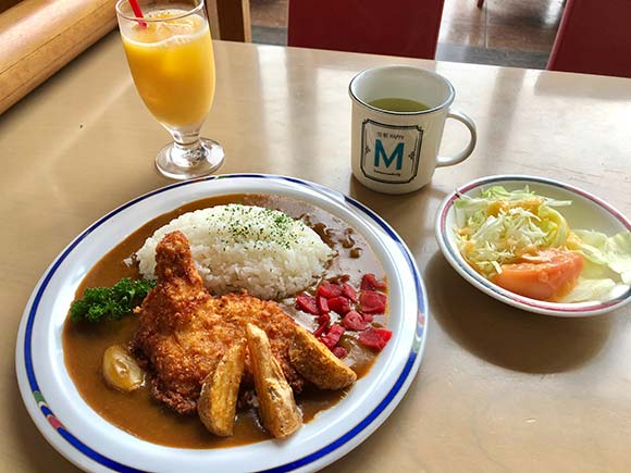 フライドチキンが乗ったカレー