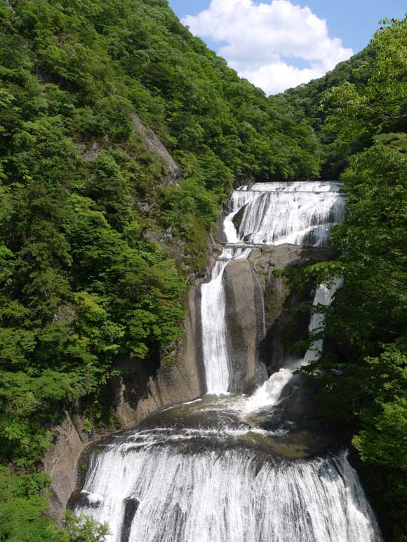 上のフロアから見た袋田の滝