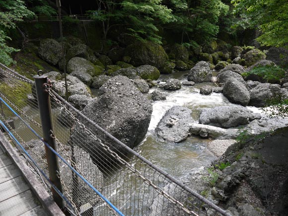 吊り橋から見える川