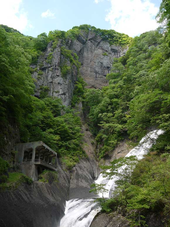 崖と流れる滝