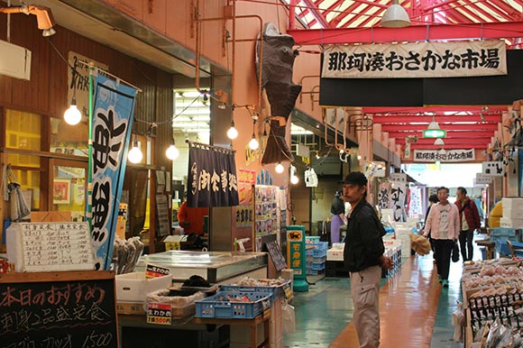 風情のある市場の通り