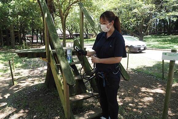 アスレチック器具を持っている女性