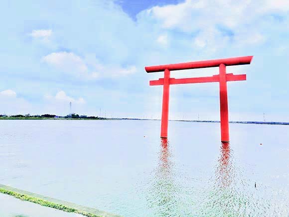 海に建つ大きな赤い鳥居