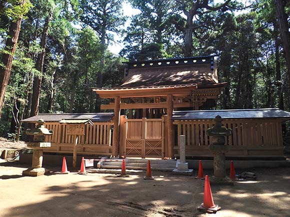 正面から見た木造の旧本殿