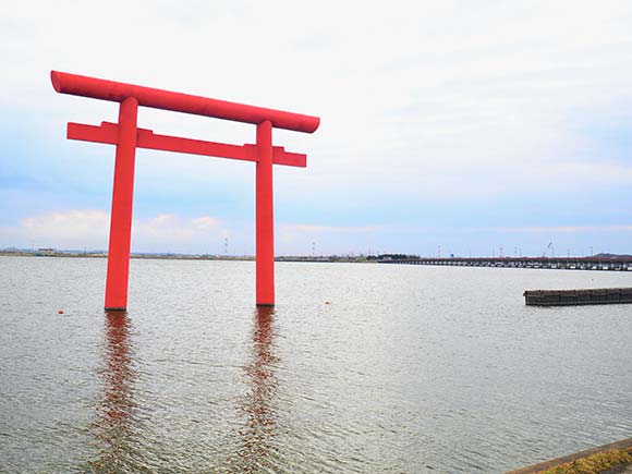 海に建つ朱色の鳥居