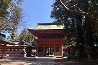 正面から見た神社境内入り口