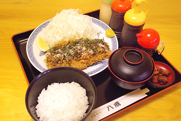 お盆に並んだロース定食