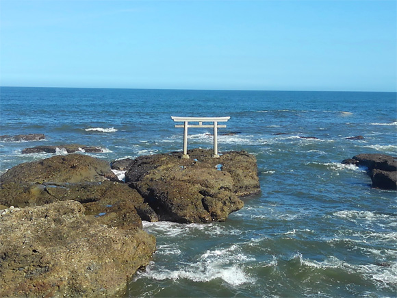 岩場の上に立つ小さな鳥居