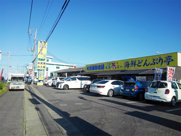 黄色に黒字の看板が目立つ