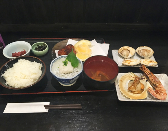 テーブルいっぱいの料理