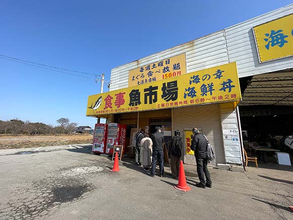 食堂の入り口で並ぶ人々