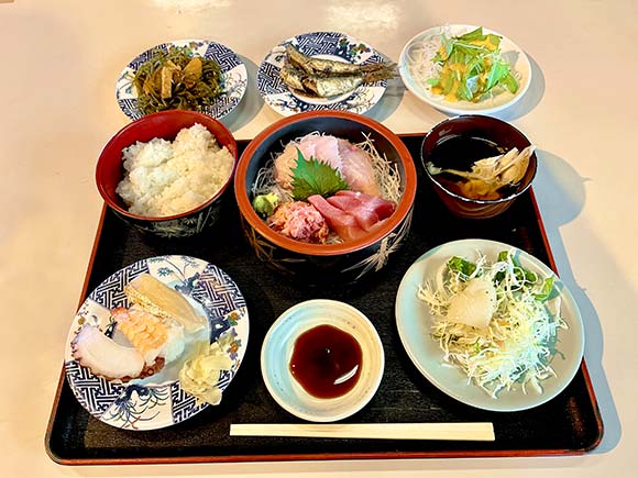 おかずとマグロ食べ放題の定食