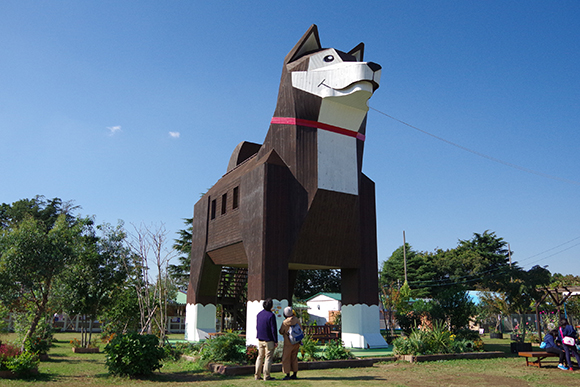 巨大な犬を模した展望台