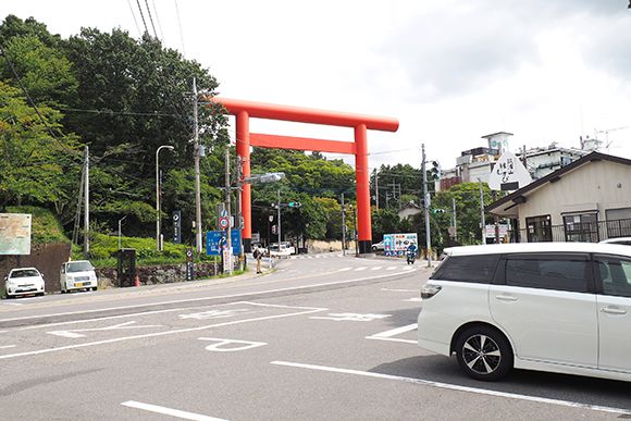 道路の真ん中に大きな朱い鳥居