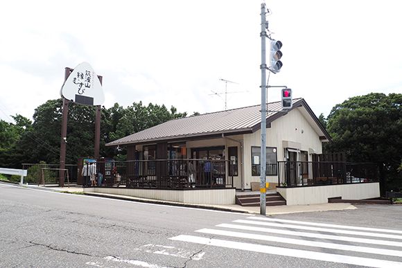 白い平家の建物